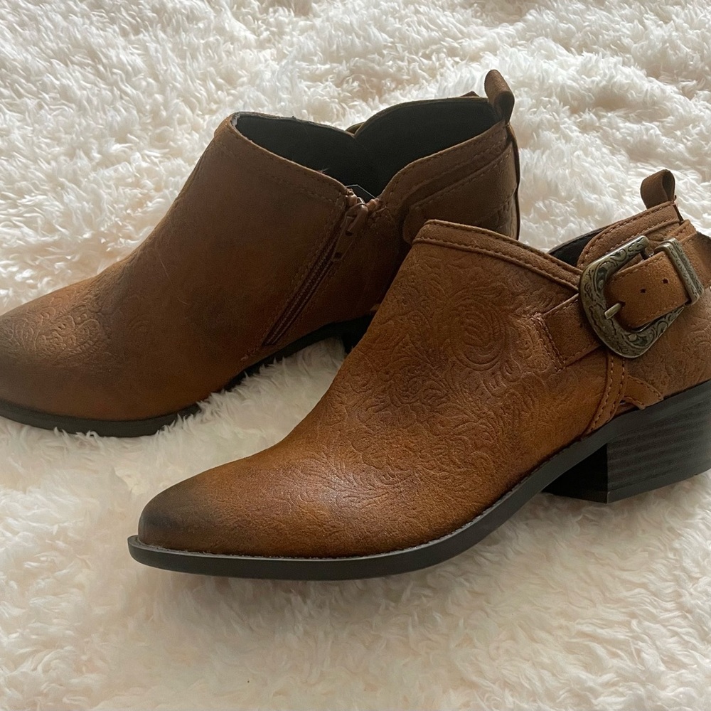 White Mountain Leather Ankle Booties